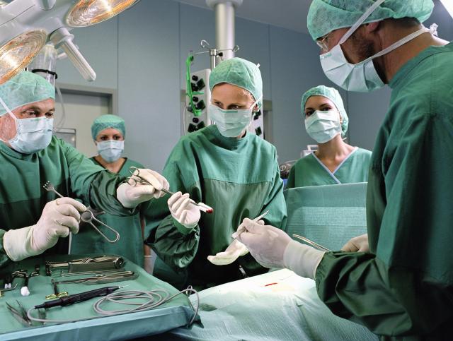 Studija: Hirurzi mogu da spreèe infekcije, ako operišu goli